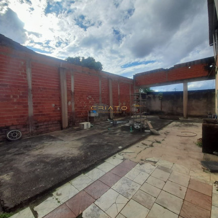 Sobrado com 4 Quartos à Venda, 360 m² em Víviam Parque - Anápolis