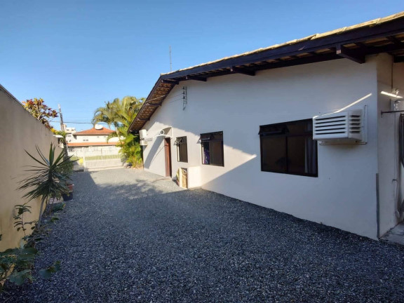 Imagem Casa com 3 Quartos para Temporada, 110 m² em Bombas - Bombinhas Imagem Casa com 3 Quartos para Temporada, 110 m² em Bombas - Bombinhas