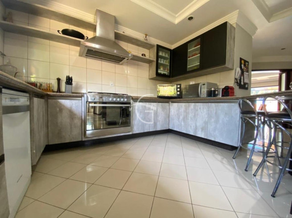 Imagem Casa com 6 Quartos à Venda, 700 m² em América - Joinville Imagem Casa com 6 Quartos à Venda, 700 m² em América - Joinville