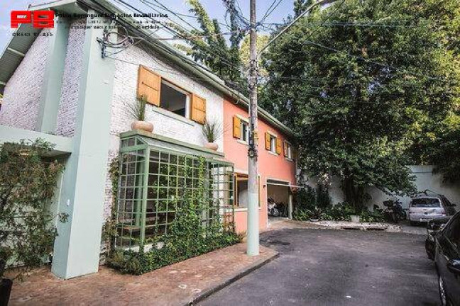 Sobrado com 4 Quartos à Venda, 300 m² em Vila Olímpia - São Paulo