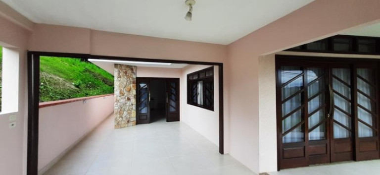Imagem Sobrado com 4 Quartos à Venda, 269 m² em Santa Catarina - Joinville