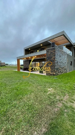 Imagem Casa de Condomínio com 4 Quartos à Venda, 390 m² em Capao Novo Posto 9 Village - Capão Da Canoa Imagem Casa de Condomínio com 4 Quartos à Venda, 390 m² em Capao Novo Posto 9 Village - Capão Da Canoa