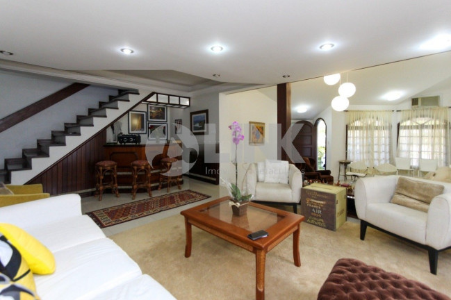 Imagem Casa com 3 Quartos à Venda, 300 m² em Chácara Das Pedras - Porto Alegre Imagem Casa com 3 Quartos à Venda, 300 m² em Chácara Das Pedras - Porto Alegre