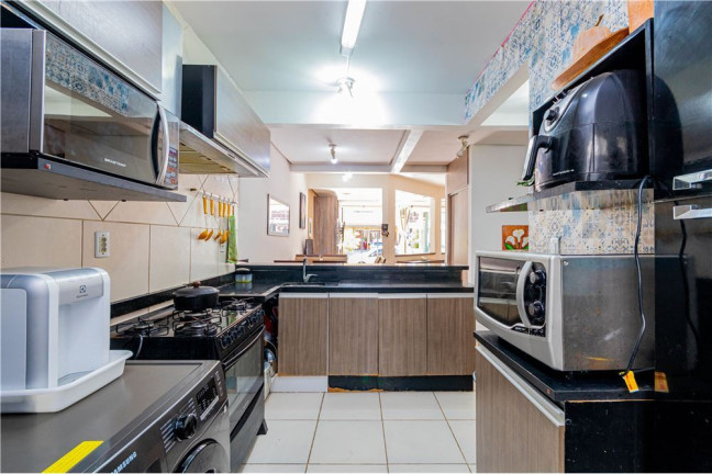 Imagem Casa com 4 Quartos à Venda, em Hípica - Porto Alegre Imagem Casa com 4 Quartos à Venda, em Hípica - Porto Alegre