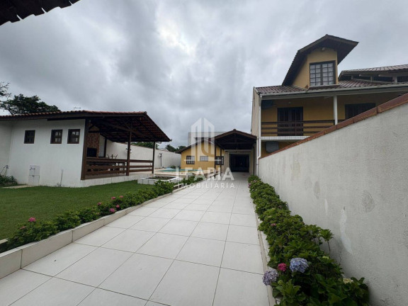 Imagem Sobrado com 7 Quartos à Venda, 461 m² em Cambiju - Itapoá