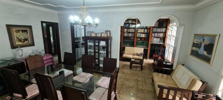 Imagem Casa com 4 Quartos à Venda, 240 m²