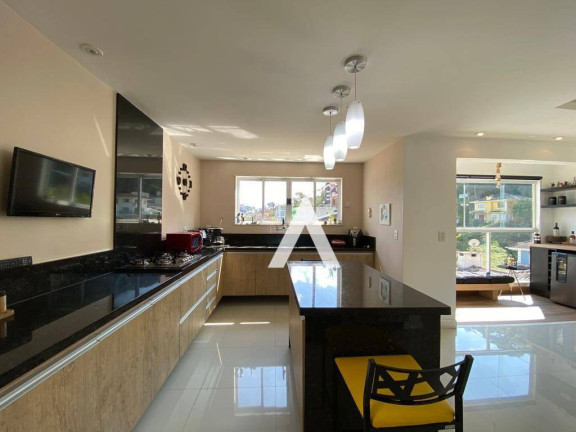 Imagem Casa com 4 Quartos à Venda, 307 m² em Tijuca - Teresópolis