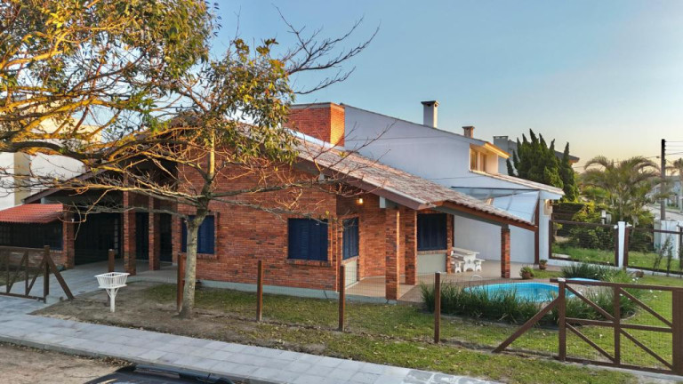 Imagem Casa com 3 Quartos à Venda, 197 m² em Centro - Capao Da Canoa