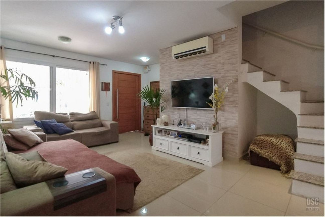 Imagem Casa com 3 Quartos à Venda, em Hípica - Porto Alegre Imagem Casa com 3 Quartos à Venda, em Hípica - Porto Alegre