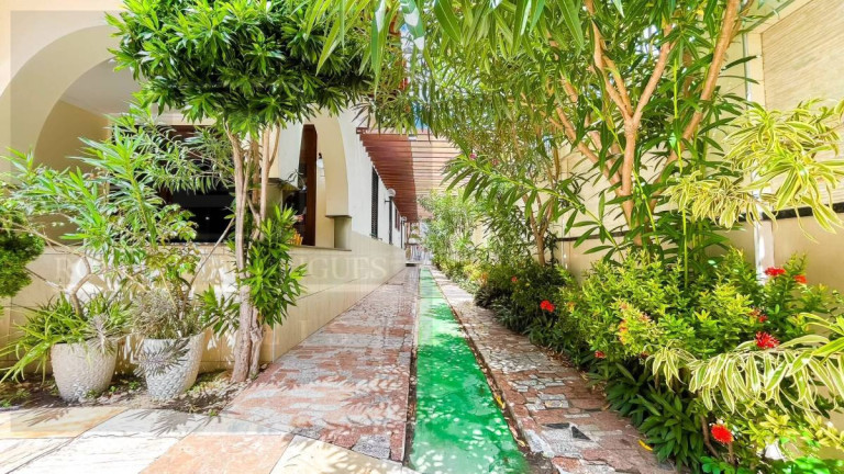 Imagem Casa com 7 Quartos à Venda, 370 m² Imagem Casa com 7 Quartos à Venda, 370 m²