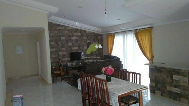 Imagem Casa com 3 Quartos à Venda, 240 m²