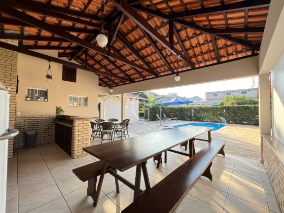 Imagem Casa com 3 Quartos à Venda, em Glória - Joinville Imagem Casa com 3 Quartos à Venda, em Glória - Joinville