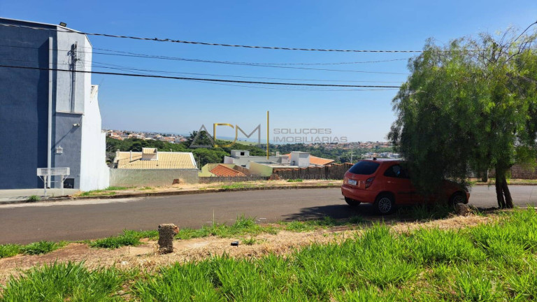 Terreno à Venda, 250 m² em Jardim Chácara Dos Pinheiros - Botucatu
