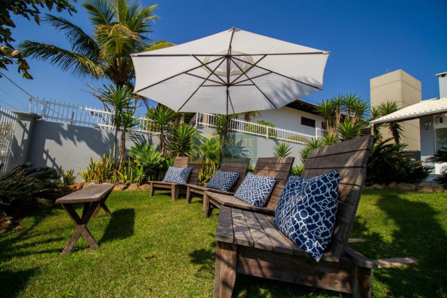 Imagem Casa com 6 Quartos para Alugar ou Temporada, 805 m² em Centro - Bombinhas Imagem Casa com 6 Quartos para Alugar ou Temporada, 805 m² em Centro - Bombinhas