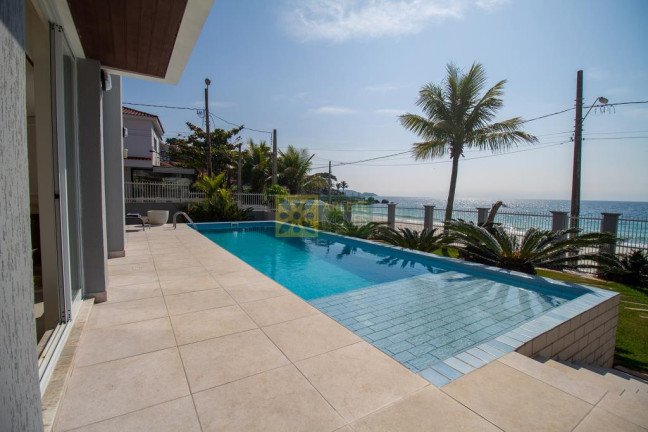 Imagem Casa com 6 Quartos para Alugar ou Temporada, 805 m² em Centro - Bombinhas Imagem Casa com 6 Quartos para Alugar ou Temporada, 805 m² em Centro - Bombinhas