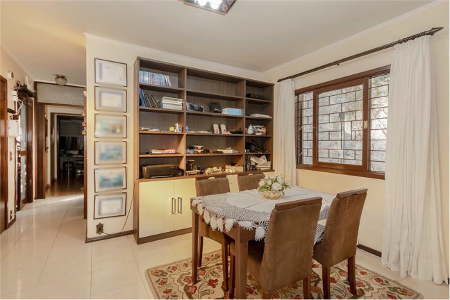 Imagem Casa com 4 Quartos à Venda, 174 m² em Moinhos De Vento - Porto Alegre Imagem Casa com 4 Quartos à Venda, 174 m² em Moinhos De Vento - Porto Alegre