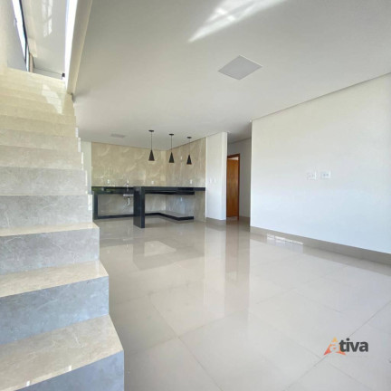 Imagem Sobrado com 3 Quartos à Venda, 102 m²