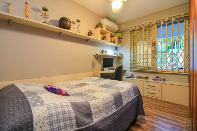 Imagem Casa com 4 Quartos à Venda, 321 m² em Vila Assunção - Porto Alegre Imagem Casa com 4 Quartos à Venda, 321 m² em Vila Assunção - Porto Alegre