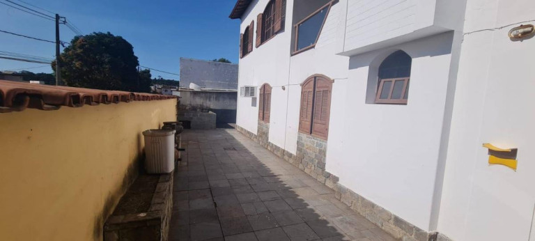 Imagem Casa com 6 Quartos à Venda, 245 m²