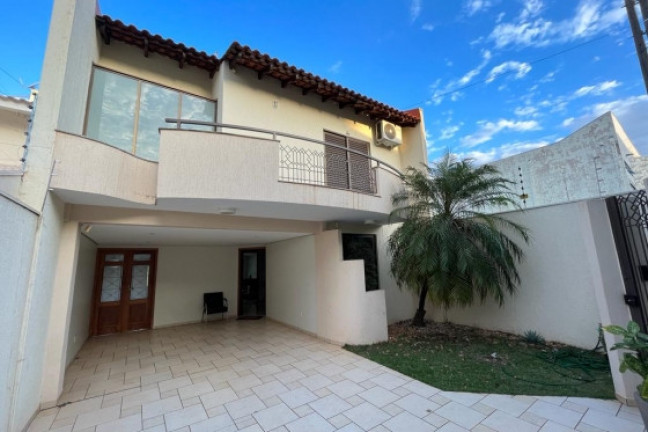 Sobrado à Venda, 262 m² em Zona Armazém - Umuarama