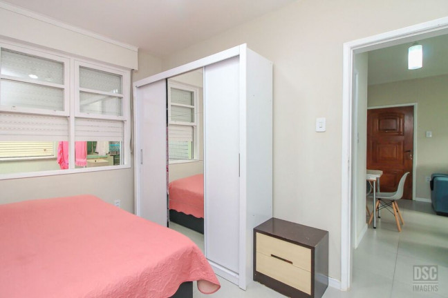 Imagem Imóvel com 2 Quartos à Venda, 47 m² em Cristal - Porto Alegre Imagem Imóvel com 2 Quartos à Venda, 47 m² em Cristal - Porto Alegre