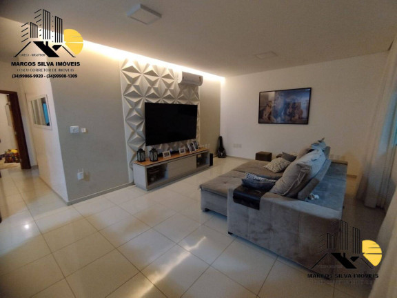 Imagem Casa com 3 Quartos à Venda, 250 m² em Jardim Europa - Uberlândia