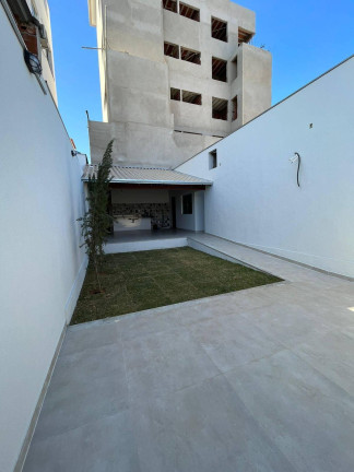 Imagem Casa com 3 Quartos à Venda, 252 m²