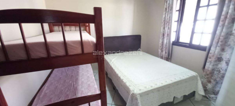 Imagem Casa com 4 Quartos para Temporada, em Bombas - Bombinhas Imagem Casa com 4 Quartos para Temporada, em Bombas - Bombinhas