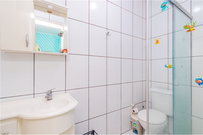 Imagem Casa com 4 Quartos à Venda, em Hípica - Porto Alegre Imagem Casa com 4 Quartos à Venda, em Hípica - Porto Alegre