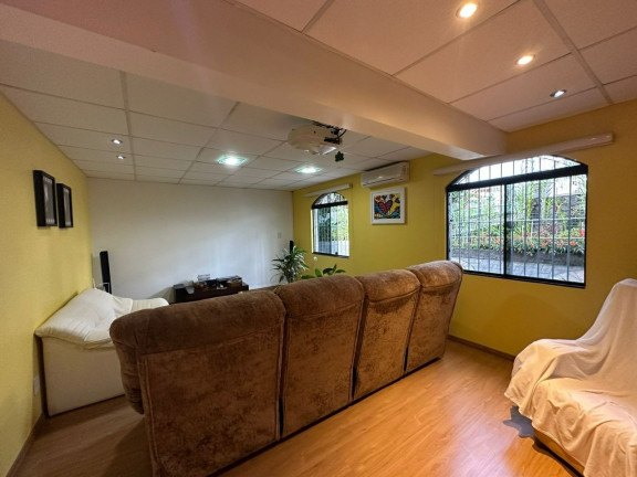Imagem Casa com 4 Quartos à Venda, 251 m² em Coqueiros - Florianópolis