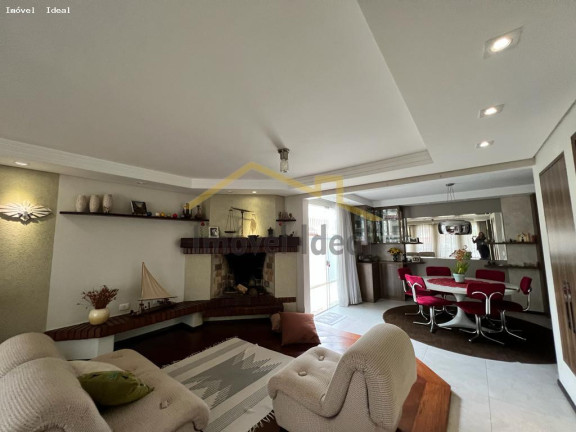 Casa com 6 Quartos à Venda, 210 m² em Guabirotuba - Curitiba