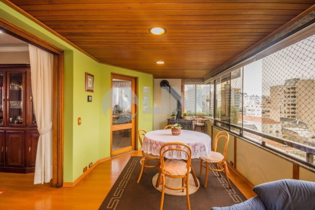 Imagem Imóvel com 3 Quartos à Venda, 383 m² em Auxiliadora - Porto Alegre Imagem Imóvel com 3 Quartos à Venda, 383 m² em Auxiliadora - Porto Alegre