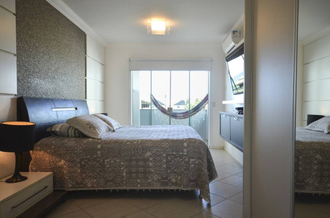 Imagem Casa com 4 Quartos para Temporada,  em Mariscal - Bombinhas