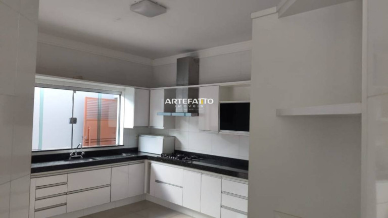 Imagem Casa com 4 Quartos à Venda, 240 m²