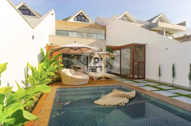 Imagem Casa com 6 Quartos à Venda, 320 m² em Barra Da Tijuca - Rio De Janeiro Imagem Casa com 6 Quartos à Venda, 320 m² em Barra Da Tijuca - Rio De Janeiro