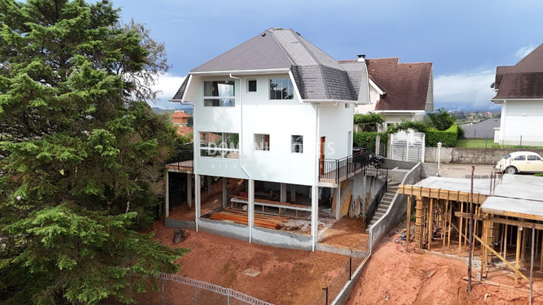Imagem Casa com 3 Quartos à Venda, 226 m² em Região Do Alto Da Vila Inglesa - Campos Do Jordão Imagem Casa com 3 Quartos à Venda, 226 m² em Região Do Alto Da Vila Inglesa - Campos Do Jordão