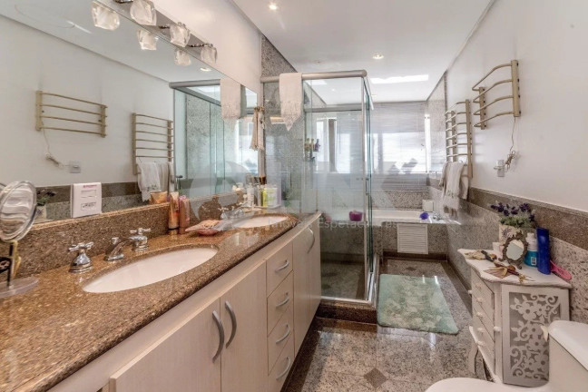 Imagem Apartamento com 3 Quartos à Venda, 240 m² em Moinhos De Vento - Porto Alegre