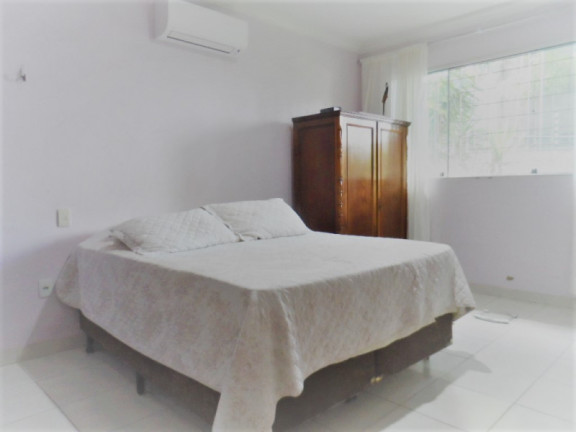 Imagem Casa com 5 Quartos à Venda, 220 m²