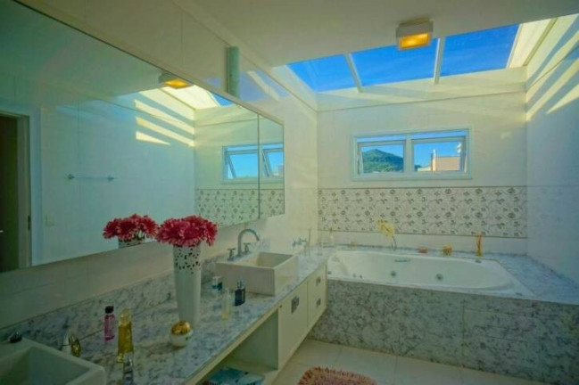 Imagem Casa com 4 Quartos à Venda, em Campeche - Florianópolis Imagem Casa com 4 Quartos à Venda, em Campeche - Florianópolis
