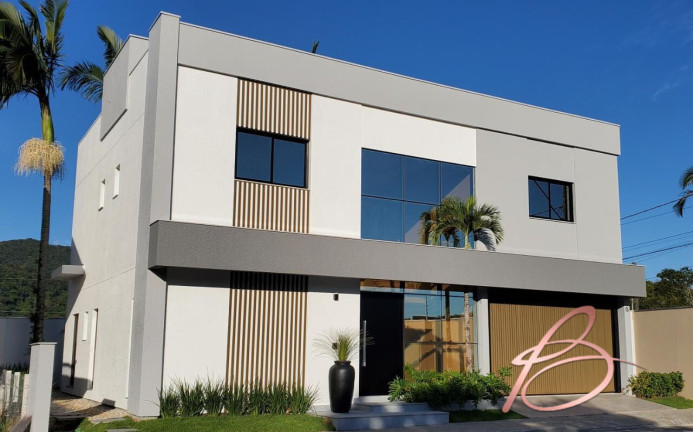 Imagem Casa com 4 Quartos à Venda, 250 m² em Barra - Balneário Camboriú Imagem Casa com 4 Quartos à Venda, 250 m² em Barra - Balneário Camboriú