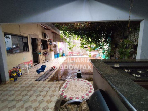 Casa com 2 Quartos à Venda, 179 m²