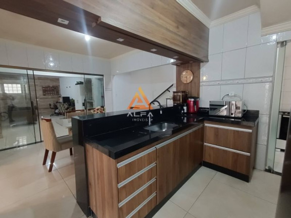 Imagem Casa com 4 Quartos à Venda, 240 m²