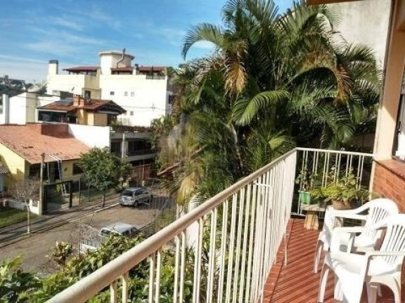 Imagem Casa com 3 Quartos à Venda, 300 m² em Medianeira - Porto Alegre Imagem Casa com 3 Quartos à Venda, 300 m² em Medianeira - Porto Alegre