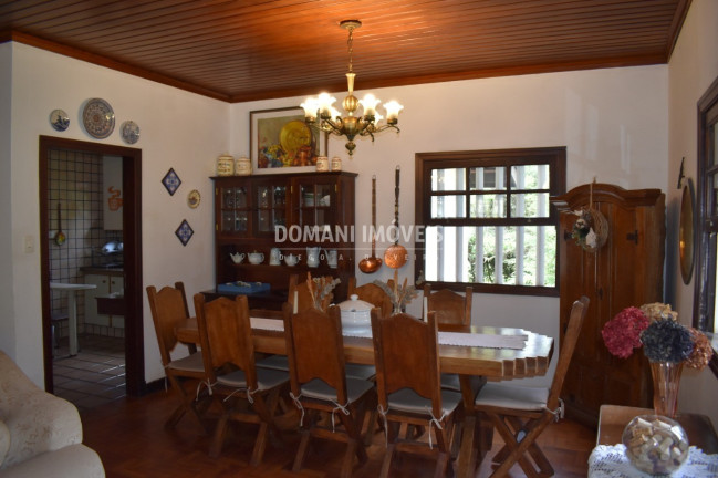 Imagem Casa com 4 Quartos à Venda, 210 m² em Região De Capivari - Campos Do Jordão