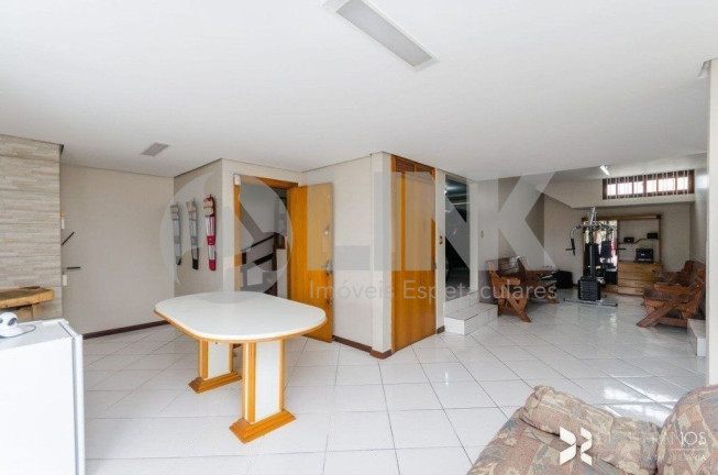 Imagem Casa com 4 Quartos à Venda, 245 m² em Jardim Itu - Porto Alegre Imagem Casa com 4 Quartos à Venda, 245 m² em Jardim Itu - Porto Alegre