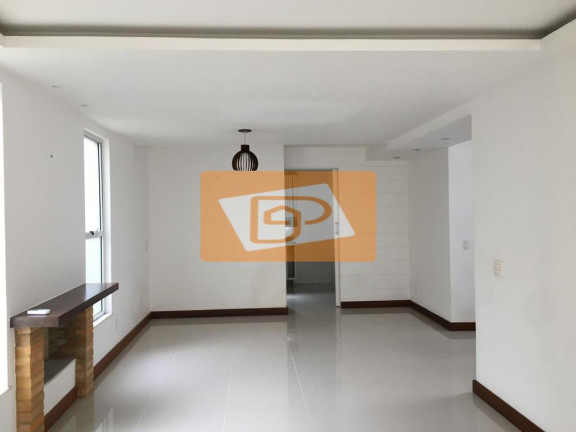 Imagem Casa de Condomínio com 3 Quartos à Venda,  em Nogueira - Petrópolis