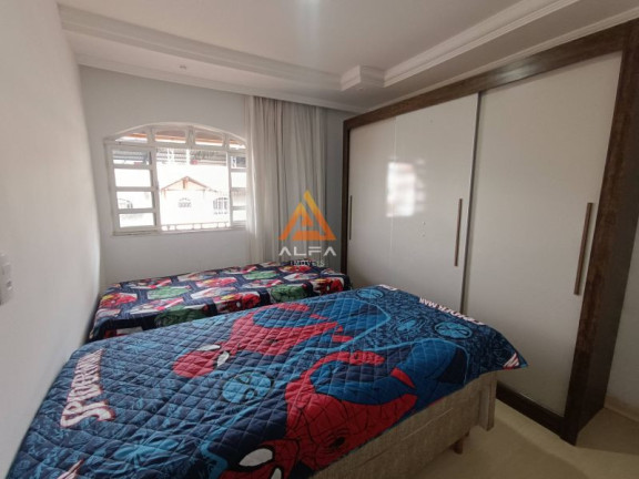 Imagem Casa com 4 Quartos à Venda, 240 m²
