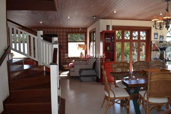 Imagem Casa com 4 Quartos à Venda, 225 m² em Região Do Alto Do Capivari - Campos Do Jordão Imagem Casa com 4 Quartos à Venda, 225 m² em Região Do Alto Do Capivari - Campos Do Jordão