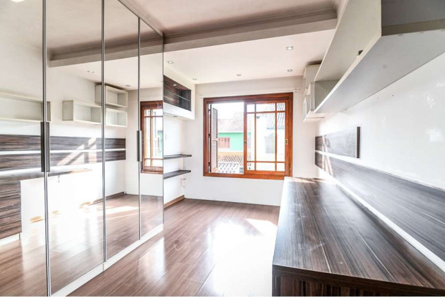 Imagem Casa com 3 Quartos à Venda, em Hípica - Porto Alegre Imagem Casa com 3 Quartos à Venda, em Hípica - Porto Alegre