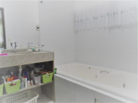 Imagem Casa com 5 Quartos à Venda, 220 m²